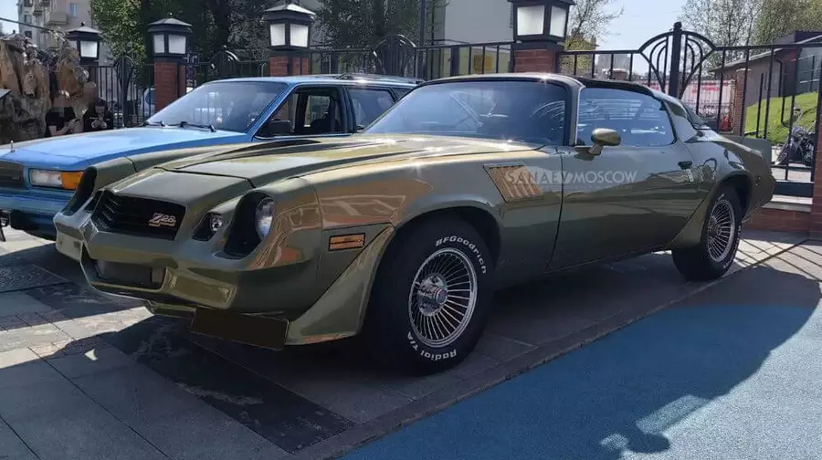 Chevrolet Camaro (зеленый)