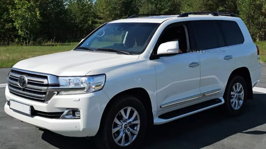 Toyota Land Cruiser 200 (белый)