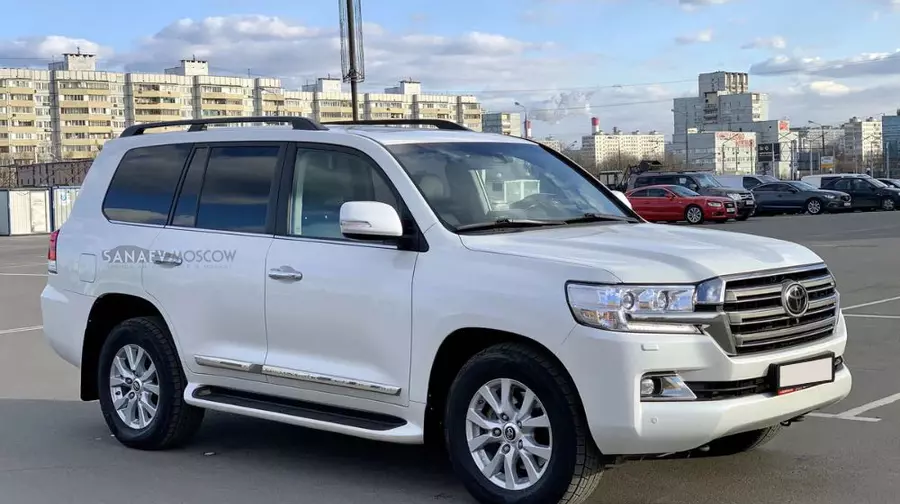 Toyota Land Cruiser 200 (белый)