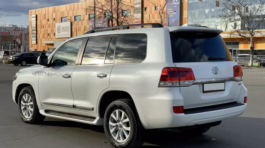 Toyota Land Cruiser 200 (белый)