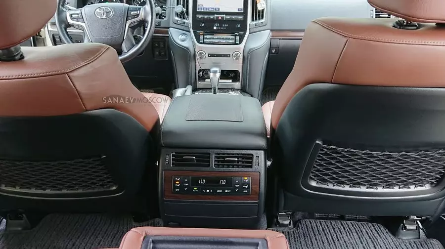 Toyota Land Cruiser 200 (белый)