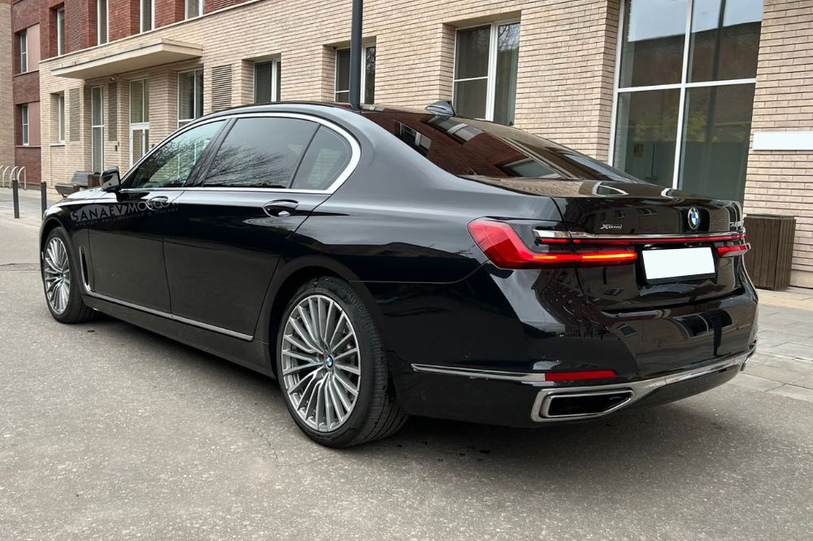 BMW 7 (черный)